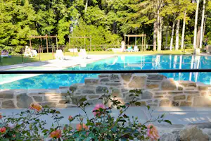 Umbria Camp - das von Bäumen und Rosen umgebene Schwimmbad