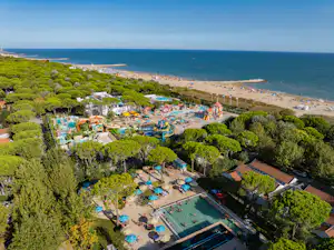 Camping Union Lido - Luftaufnahme des Campingplatzes am Strand