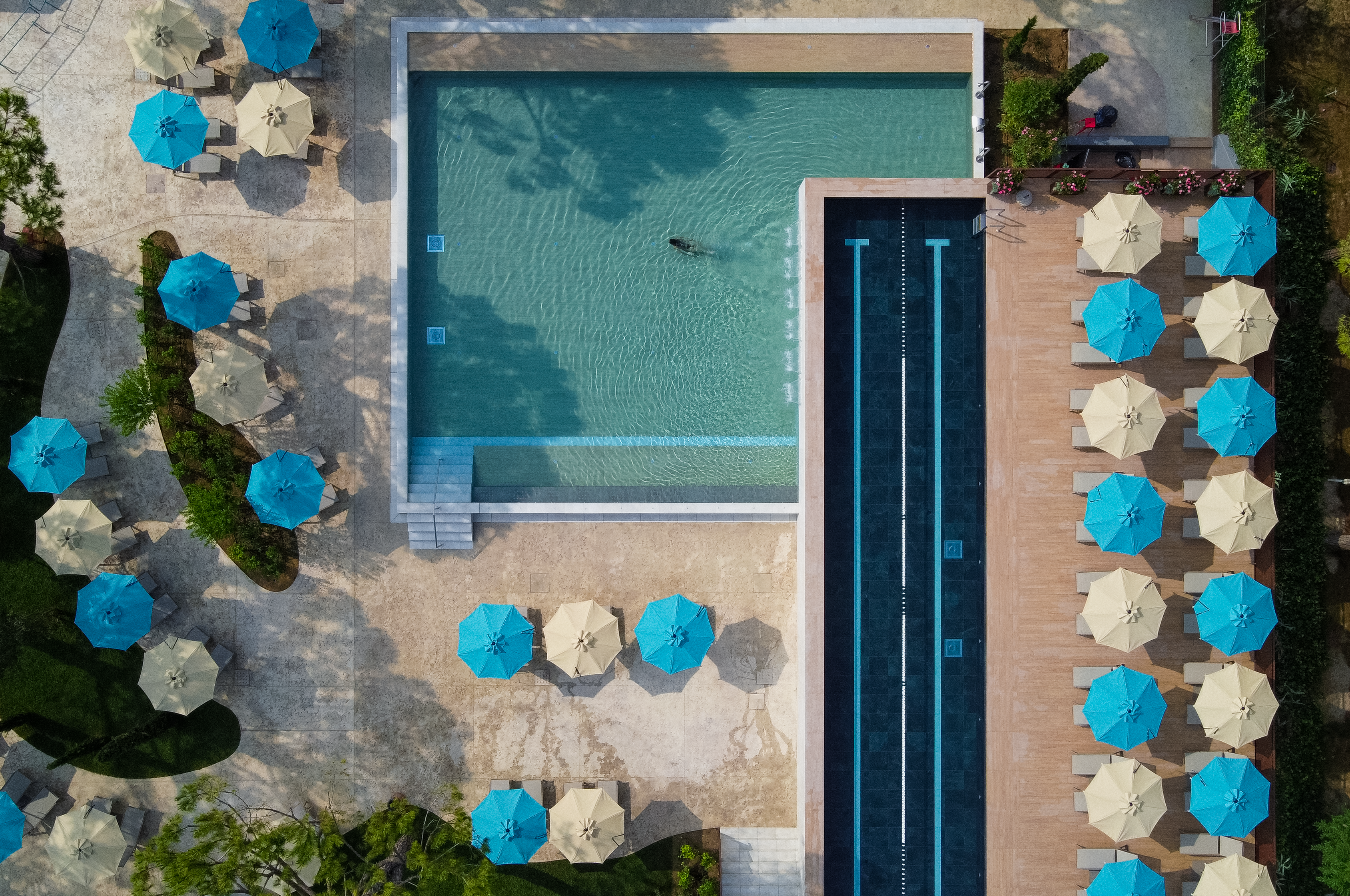 Camping Union Lido - Luftaufnahme des Freibades mit Liegestühlen und Sonnenschirmen