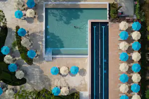 Camping Union Lido - Luftaufnahme des Freibades mit Liegestühlen und Sonnenschirmen