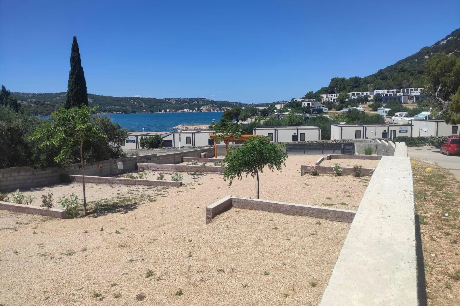 Uno Camp - Standplätze mit Blick auf das Wasser