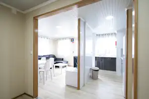 Urban Art Camping - Innenansicht eines Bungalows mit Wohnzimmer und Küche