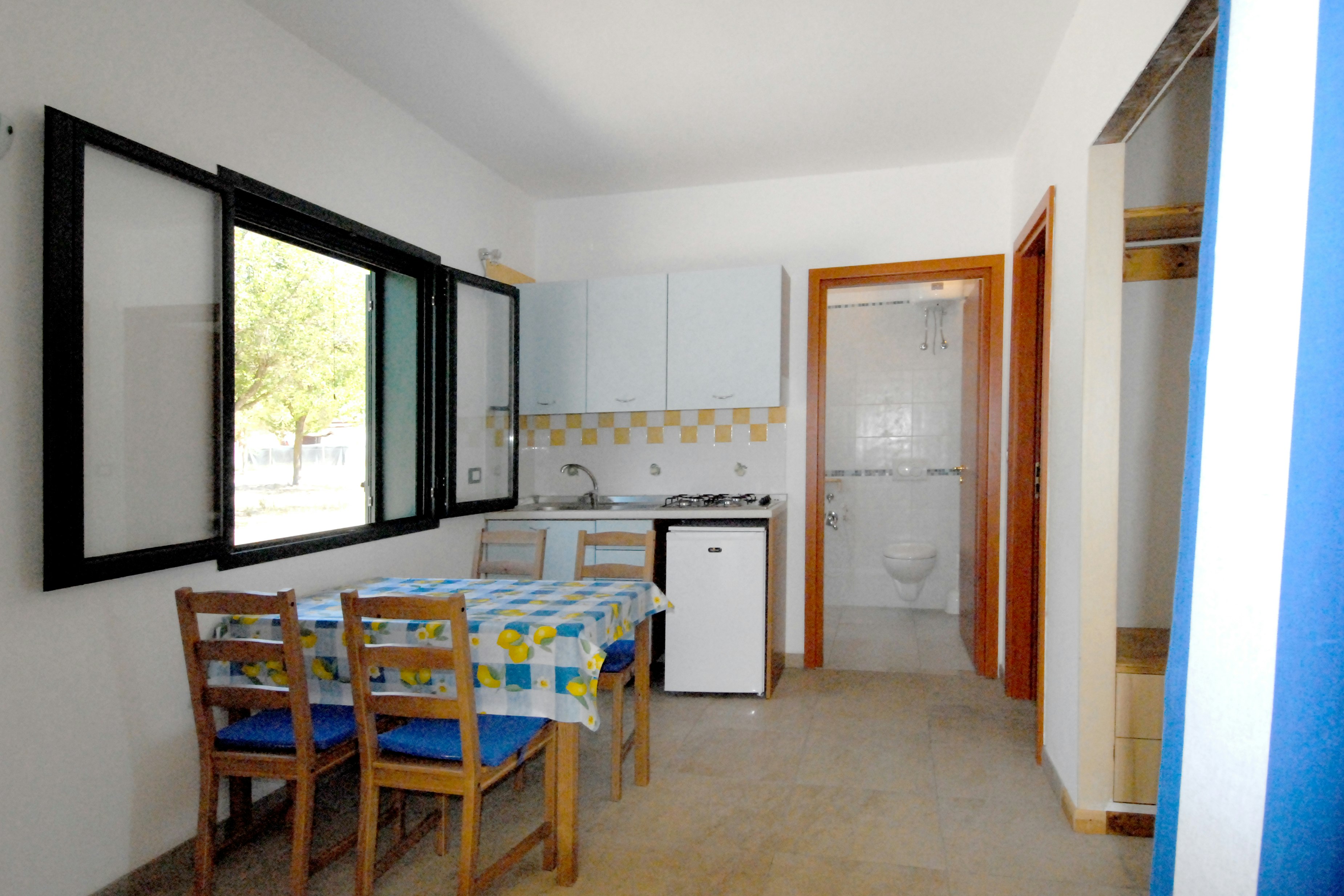 Uria Camping & Village  - Innenansicht eines Mobilheims mit Küche