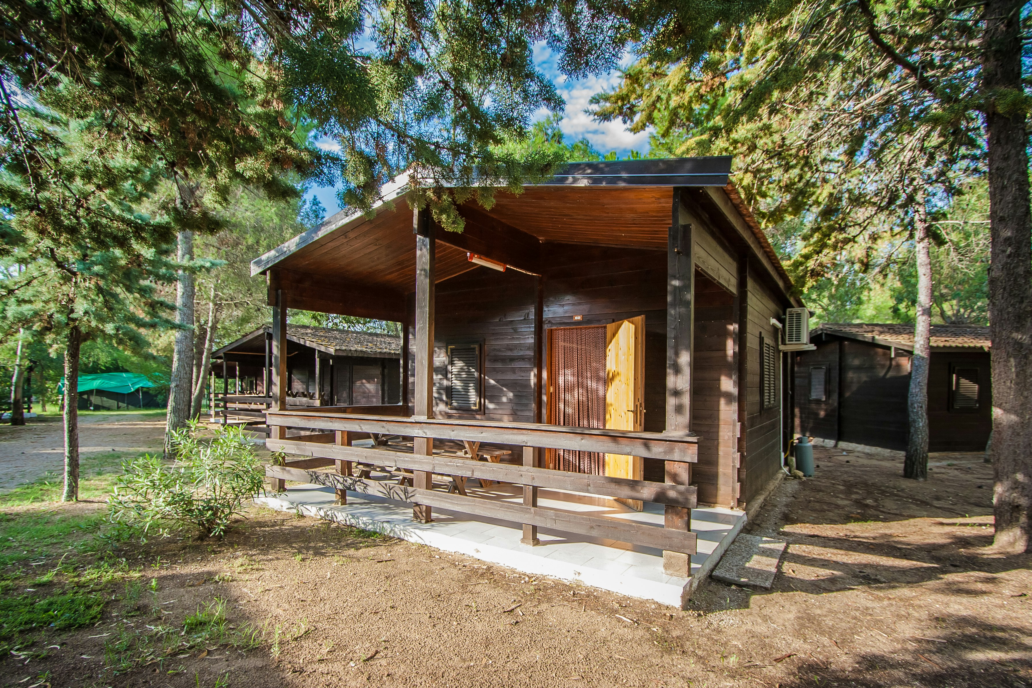 Uria Camping & Village  - Mobilheim mit Terrasse auf dem Campingplatz