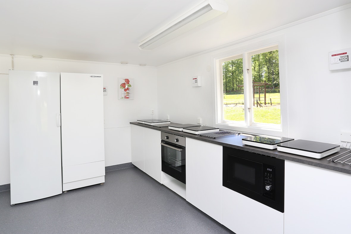 Urshult Camping - Gemeinschaftsküche mit Kühlschrank und Herd