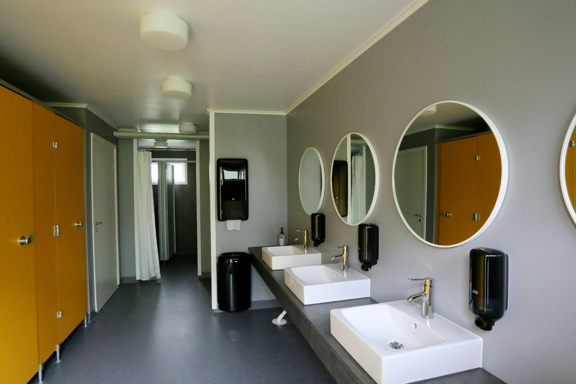 Urshult Camping - Sanitäre Anlagen mit Waschbecken und Spiegeln