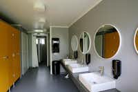 Urshult Camping - Sanitäre Anlagen mit Waschbecken und Spiegeln