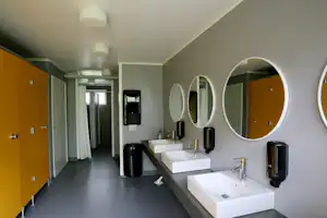 Urshult Camping - Sanitäre Anlagen mit Waschbecken und Spiegeln