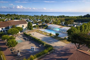 Vacances ULVF Les Beaupins - Luftaufnahme des Campingplatzes mit Pool