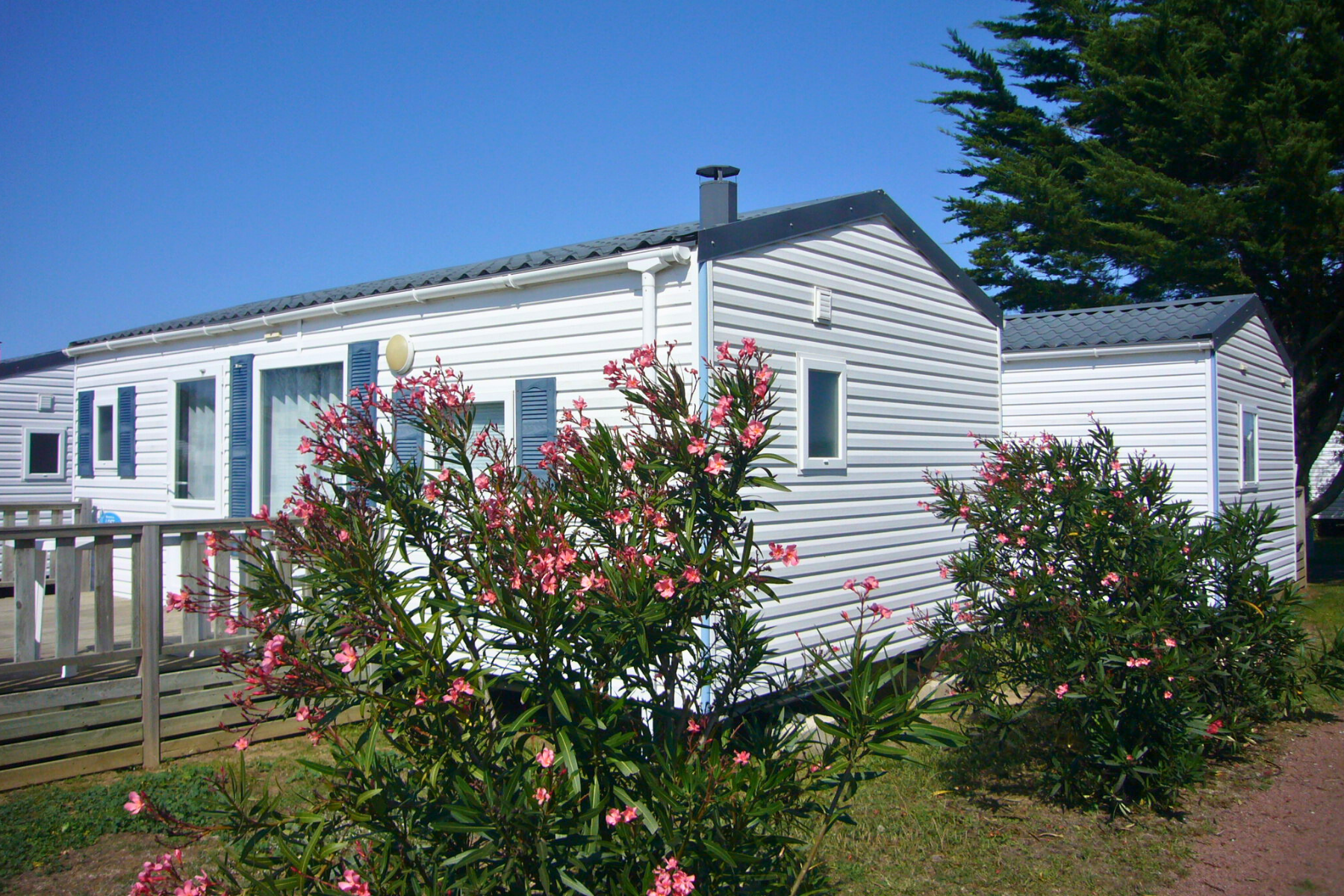 Vacances ULVF Les Beaupins  - Mobilheim mit Terrasse auf dem Campingplatz