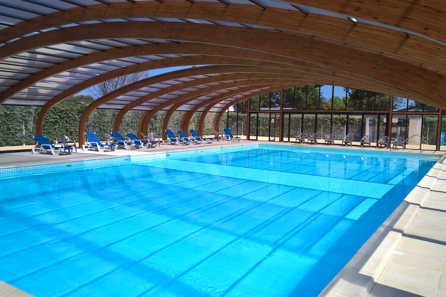 Vacances ULVF Les Beaupins - Überdachter Pool auf dem Campingplatz