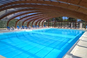 Vacances ULVF Les Beaupins - Überdachter Pool auf dem Campingplatz