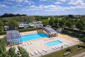 Vacances ULVF Les Beaupins - Blick auf den Pool mit Überdachung