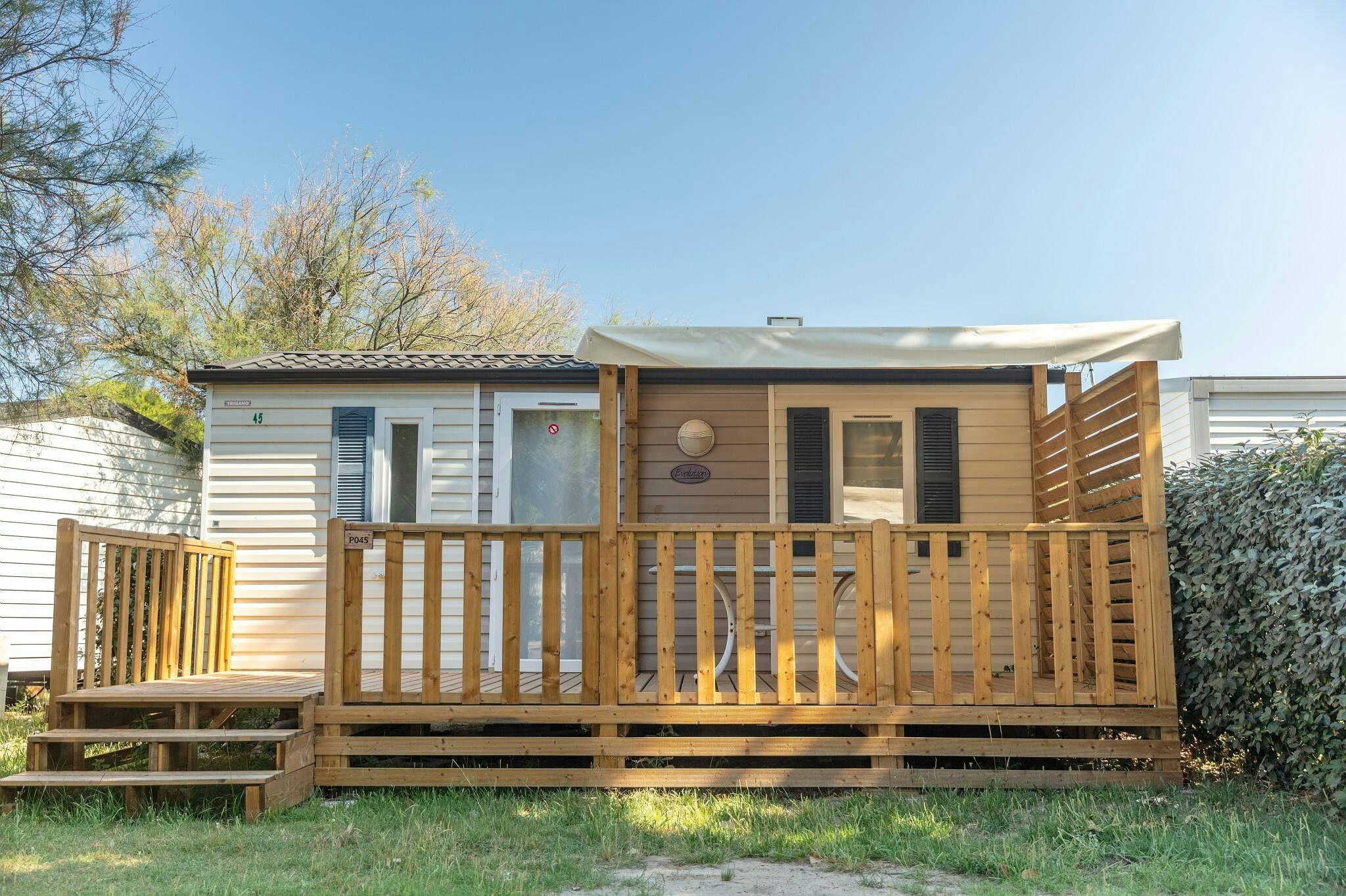 Camping La Marine  - Mobilheim mit Terrasse auf dem Campingplatz