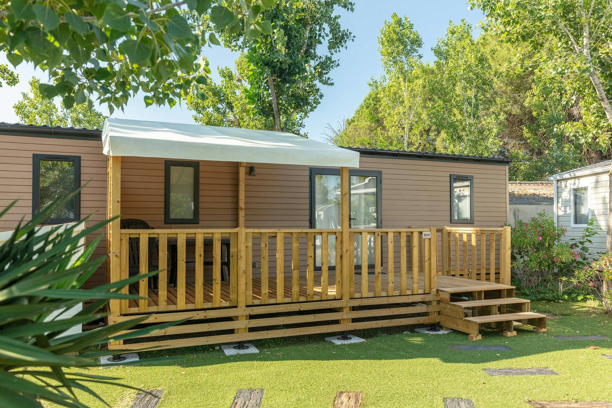 Camping La Marine  - Mobilheim mit Terrasse auf dem Campingplatz