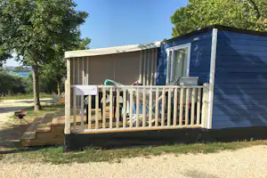 Vacanze Camping Boutique - Mobilheim vom Campingplatz mit Veranda, Grill und Liegestühlen auf grüner Wiese