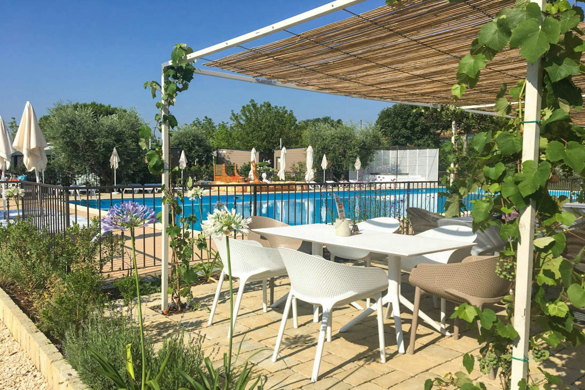 Vacanze Camping Boutique - Esstische auf der Terrasse vom Restaurant auf dem Campingplatz