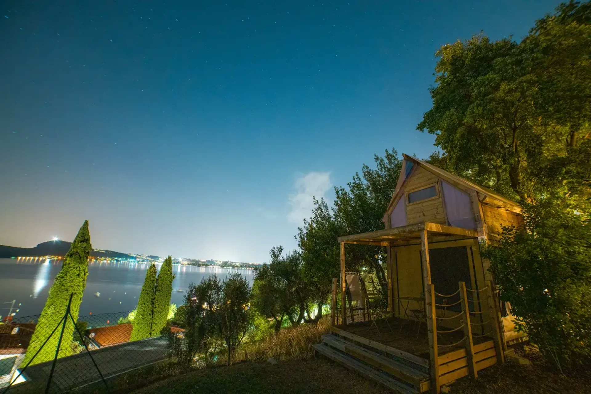 Vacanze Camping Boutique - Holzhütte am Abend 