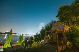 Vacanze Camping Boutique - Holzhütte am Abend