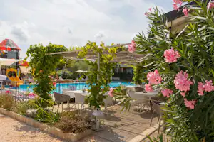 Vacanze Camping Boutique - Pool und Restaurant