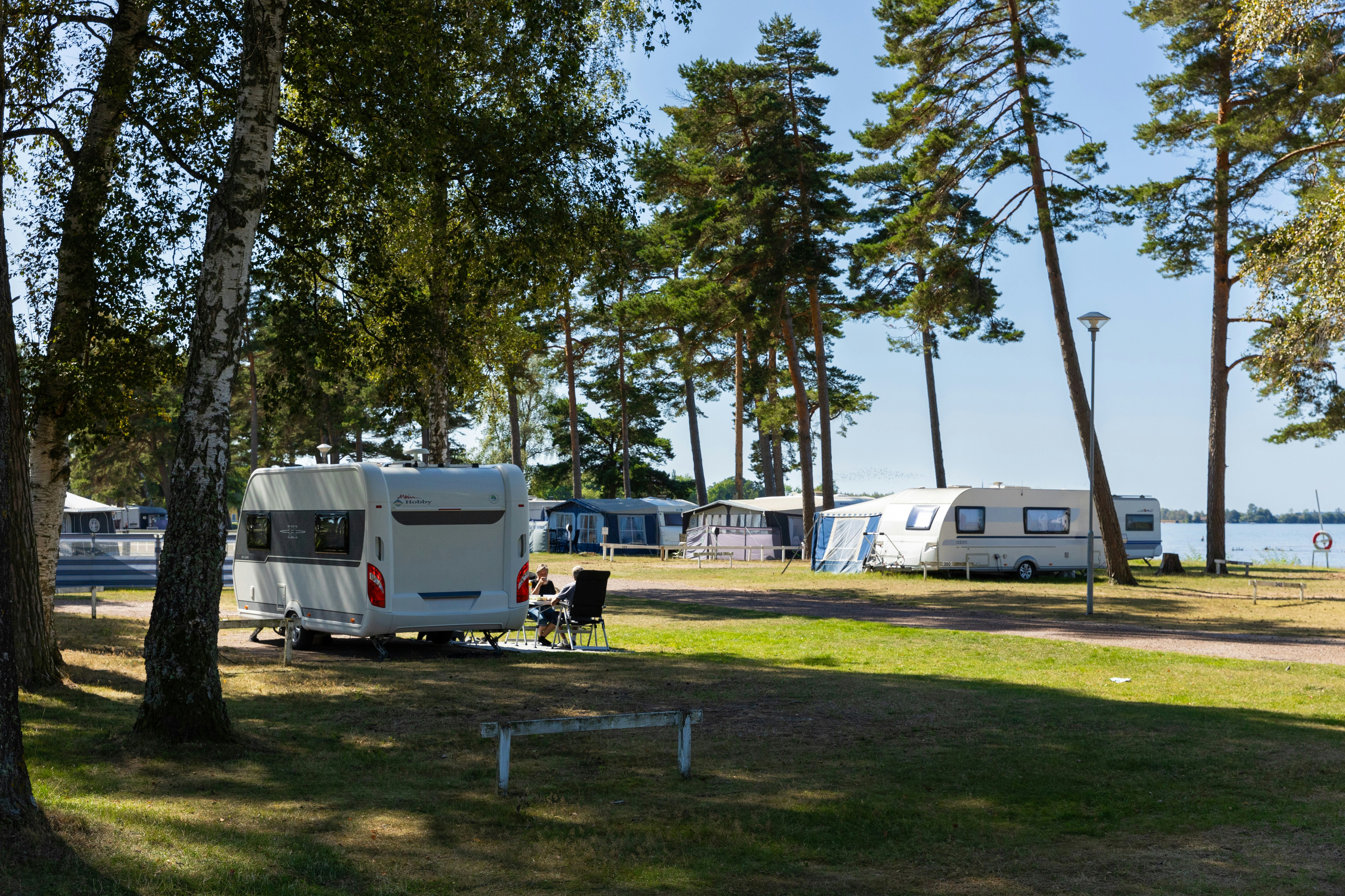 First Camp Vadstena - Vättern - Standplätze zwischen den Bäumen auf dem Campingplatz