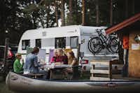 Värnamo Camping Prostsjön - Gäste beim gemeinsamen Essen vor ihrem Stellplatz