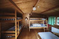 Värnamo Camping Prostsjön - Innenansicht eines Mobilheims mit Doppelstockbetten