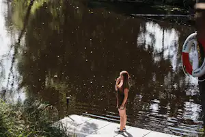 Värnamo Camping Prostsjön - Mädchen auf dem Steg mit Blick auf den See