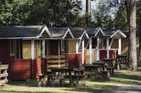 Värnamo Camping Prostsjön - Mobliheime mit kleiner Terrasse und vorgelagerten Picknickplätzen auf dem Campingplatz