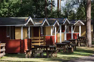 Värnamo Camping Prostsjön - Mobliheime mit kleiner Terrasse und vorgelagerten Picknickplätzen auf dem Campingplatz
