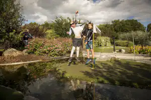 Nordic Camping Västerås Mälarcamping - Camper beim Minigolf auf dem Campingplatz