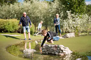 Nordic Camping Västerås Mälarcamping - Gäste vom Campingplatz auf dem grünen Golfplatz
