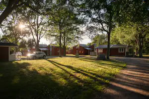 Nordic Camping Västerås Mälarcamping - Mobilheime und Zeltplätze im Schatten der Bäume auf dem Campingplatz