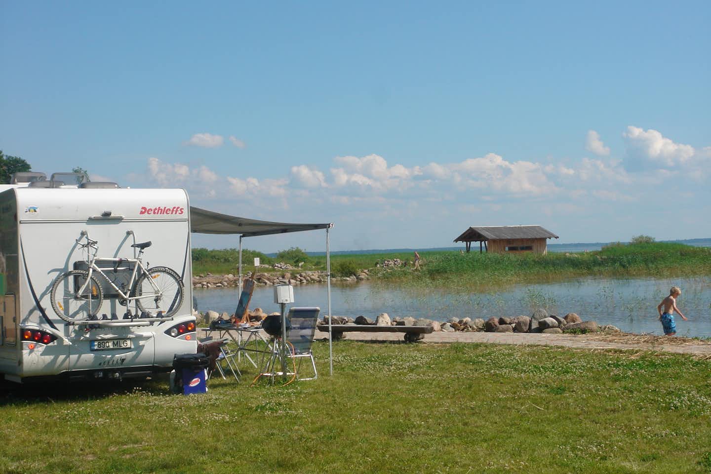 Vaibla Holiday Centre - Blick vom Campingplatz auf See in Estland