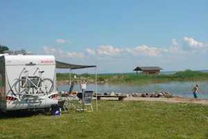 Vaibla Holiday Centre - Blick vom Campingplatz auf See in Estland