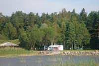 Vaibla Holiday Centre - Wohnwagen zwischen einem Waldstück und dem See am Campingplatz