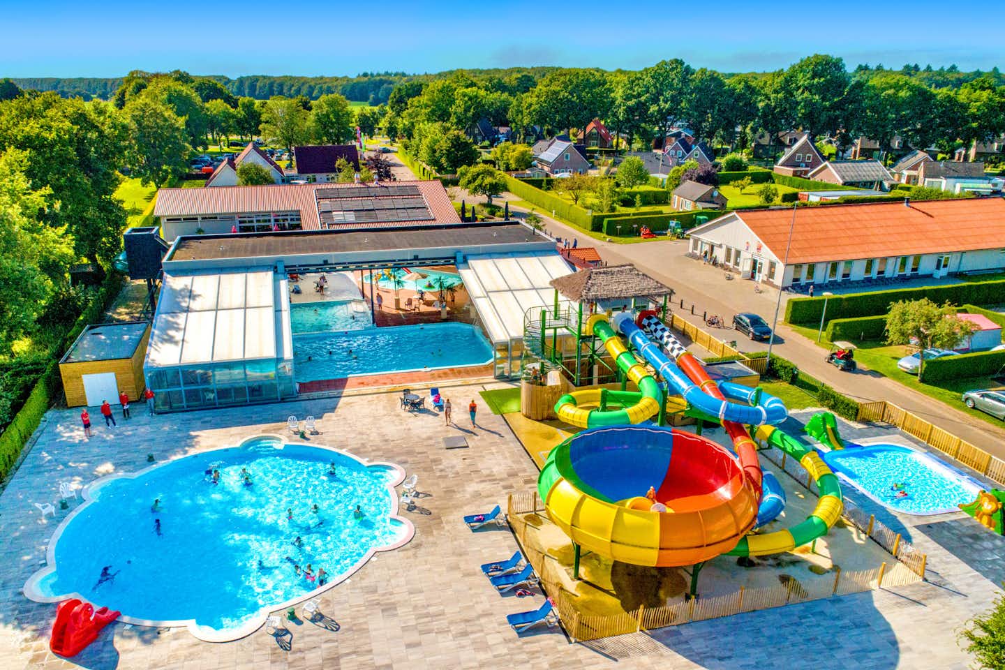Vakantiecentrum De Fruithof - Luftaufnahme des Freibades mit Wasserrutschen