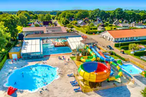 Vakantiecentrum De Fruithof - Luftaufnahme des Freibades mit Wasserrutschen