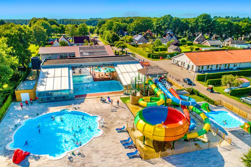 Vakantiecentrum De Fruithof - Luftaufnahme des Freibades mit Wasserrutschen
