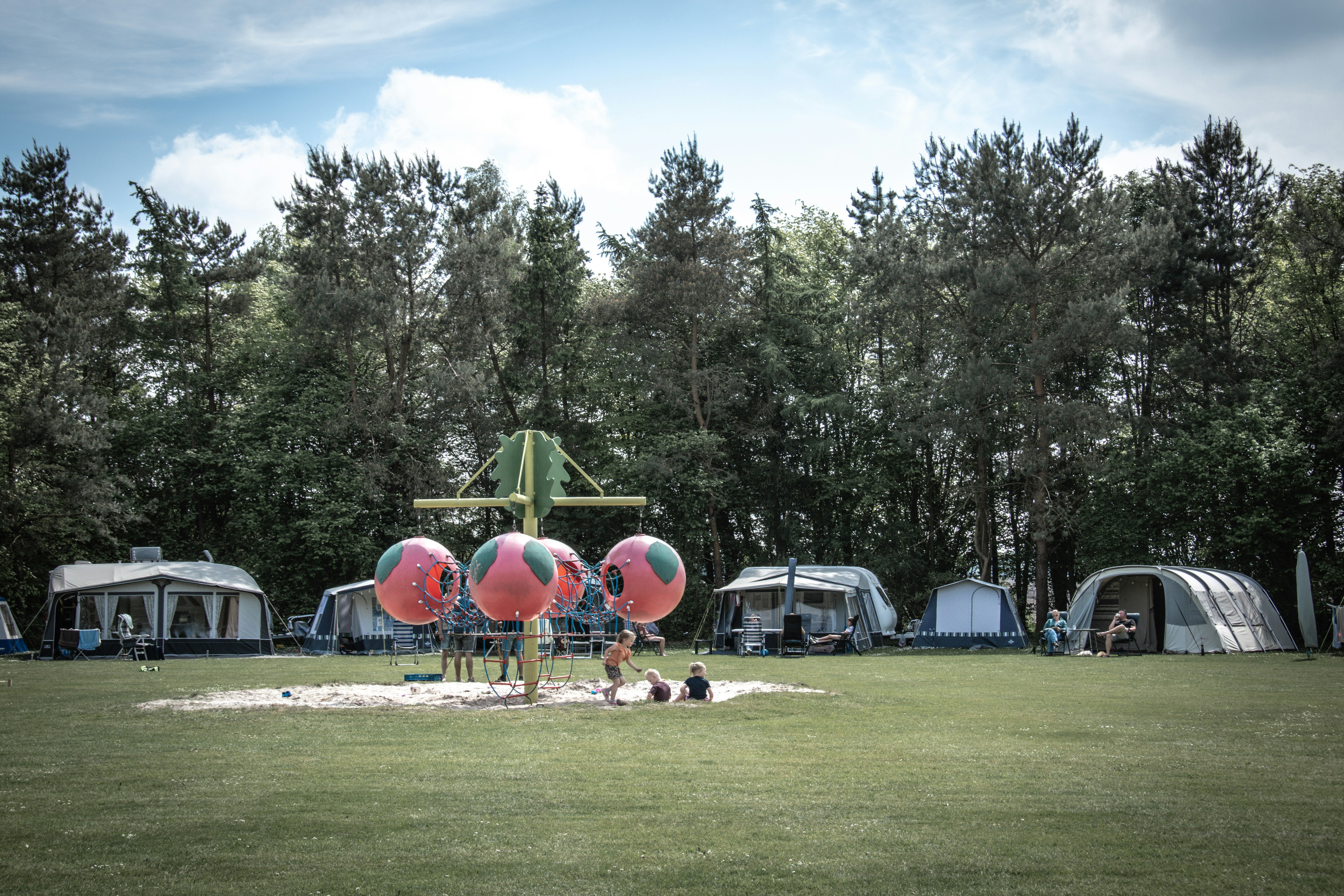 Vakantieoord De Bronzen Emmer - Kinderspielplatz zwischen den Standplätzen auf dem Campingplatz
