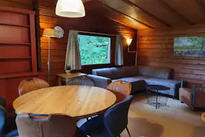 Vakantieoord De Bronzen Emmer - Innenansicht des Mobilheims mit Wohnzimmer