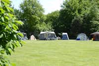 Vakantieoord De Bronzen Emmer -  Campingbereich für Zelte und Wohnwagen im Schatten der Bäume