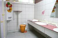 Vakantieoord De Bronzen Emmer - Sanitärbereich für Kinder mit Waschbecken und Spiegel