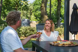 Ardoer Vakantiepark Ackersate - Camper genießen Getränke und Speisen auf dem Campingplatz