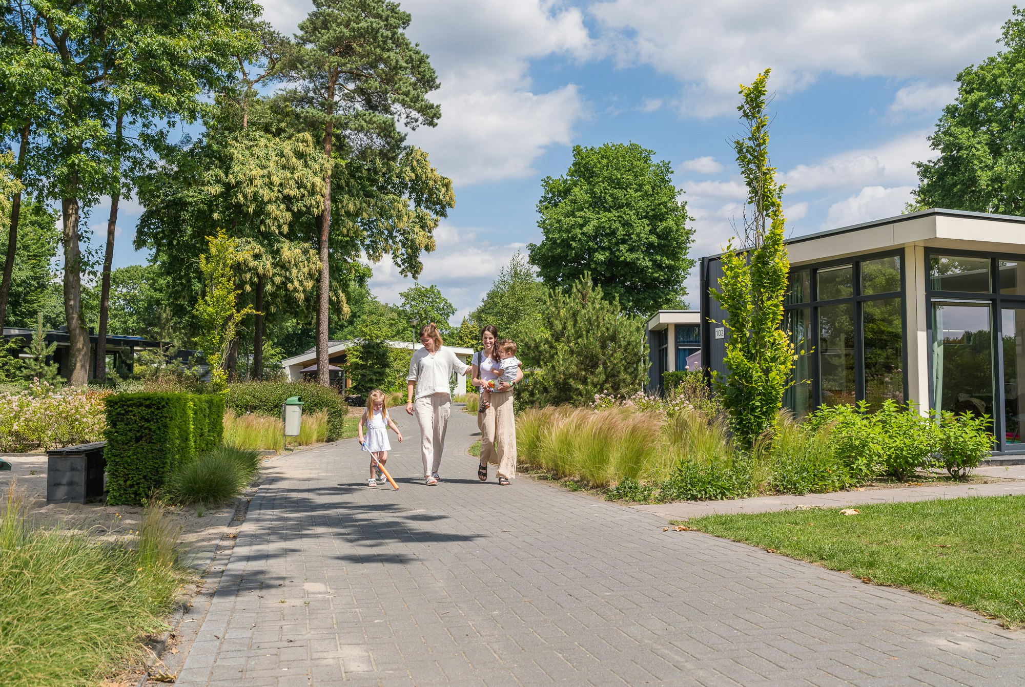 Ardoer Vakantiepark Ackersate - Familie spaziert auf dem Campingplatz