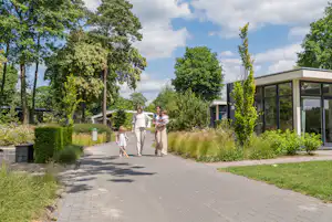 Ardoer Vakantiepark Ackersate - Familie spaziert auf dem Campingplatz