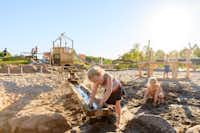 Vakantiepark Ackersate - Familie spielt im Sand beim Sandspielplatz