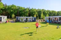 Vakantiepark Ackersate - Mobilheim mit Terrasse im Grünen auf dem Campingplatz 
