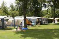 Vakantiepark Ackersate - Zeltplatz mit Gästen die Federball spielen
