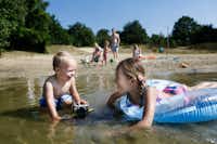 Vakantiepark Beekse Bergen  - Kinder im See vom Campingplatz mit Strand